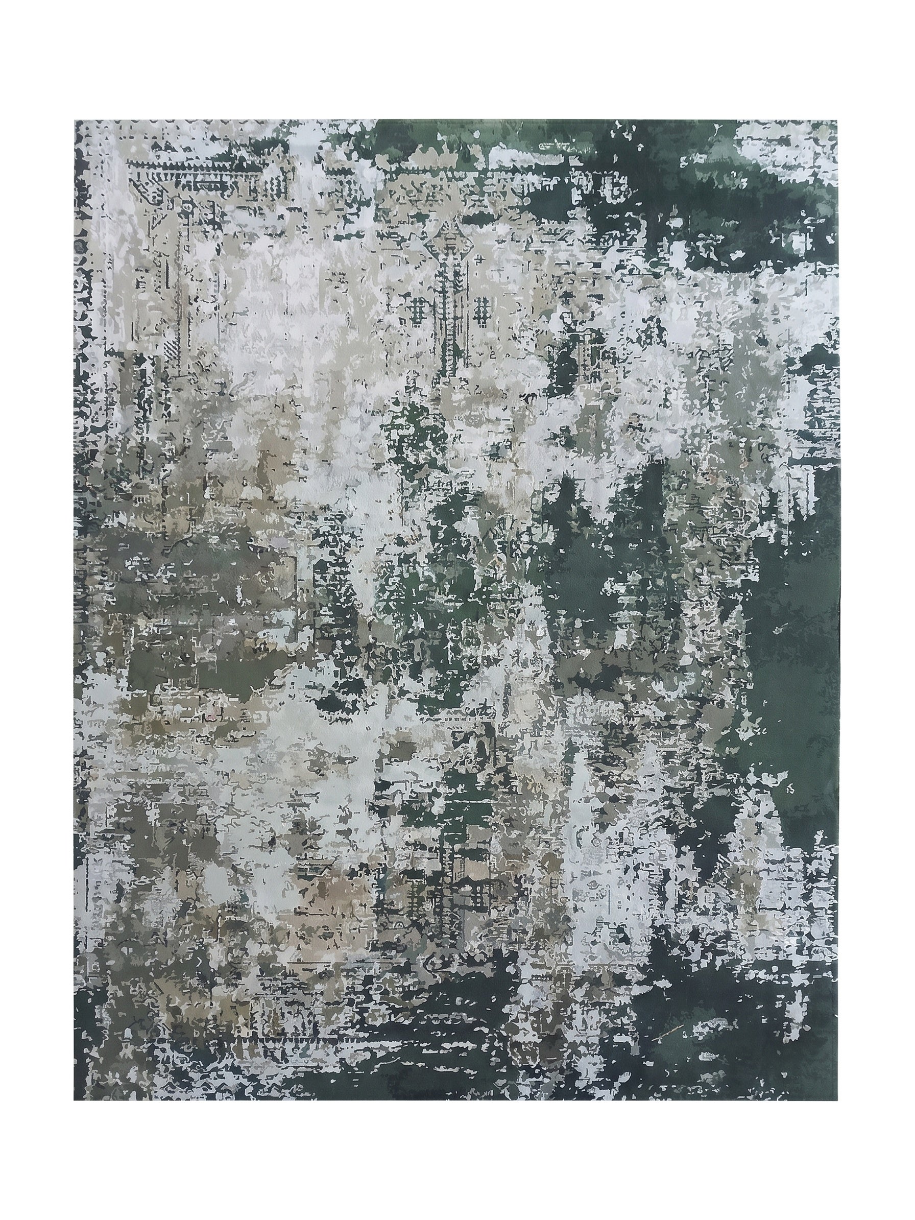 Tapis aux motifs abstraits et irréguliers, présentant des teintes de vert, gris, crème et blanc sur une surface texturée