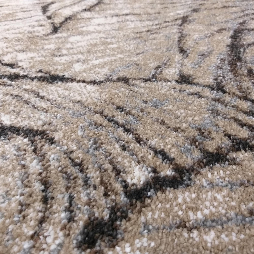 Tapis à la texture douce et mouchetée, avec des motifs abstraits de lignes ondulées en beige, crème, gris foncé et clair