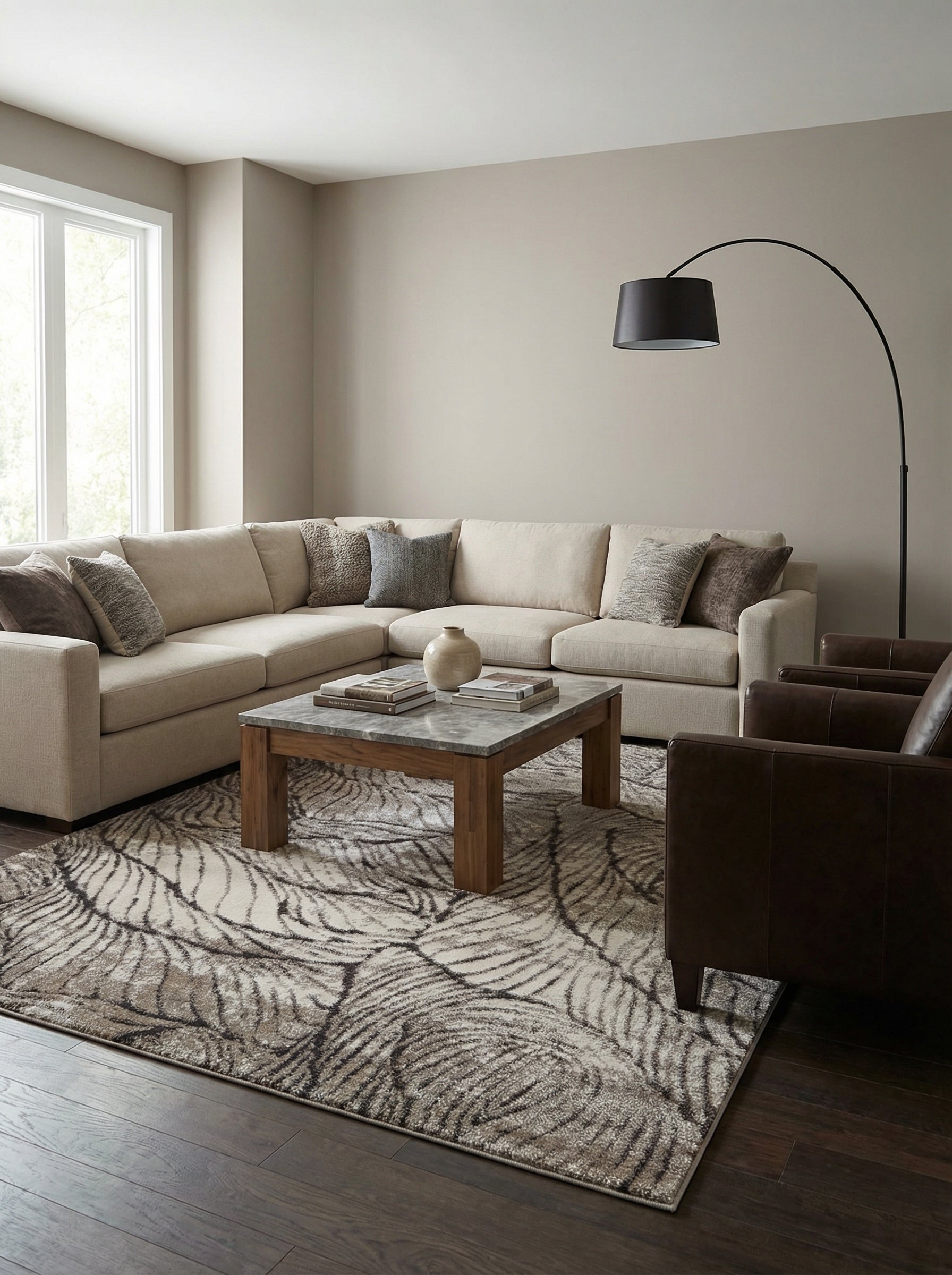 Tapis rectangulaire à fond beige clair orné de grands motifs végétaux stylisés marron et gris, dans un salon contemporain