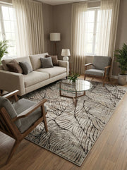 Grand tapis rectangulaire aux motifs de feuilles abstraites marron foncé et beige clair, posé sur un parquet dans un salon lumineux