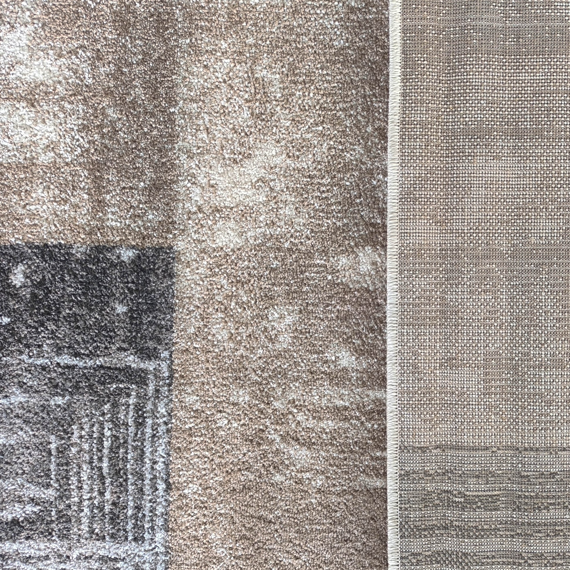 Tapis à poils longs marron, beige et gris foncé avec des motifs abstraits, juxtaposé à un revers tissé plus clair