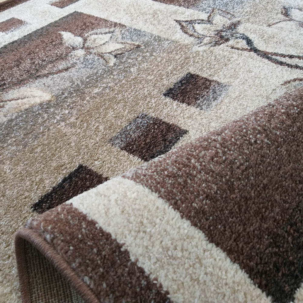 Tapis doux à poils longs, avec des motifs géométriques et floraux beiges, marron clair et foncé, partiellement roulé