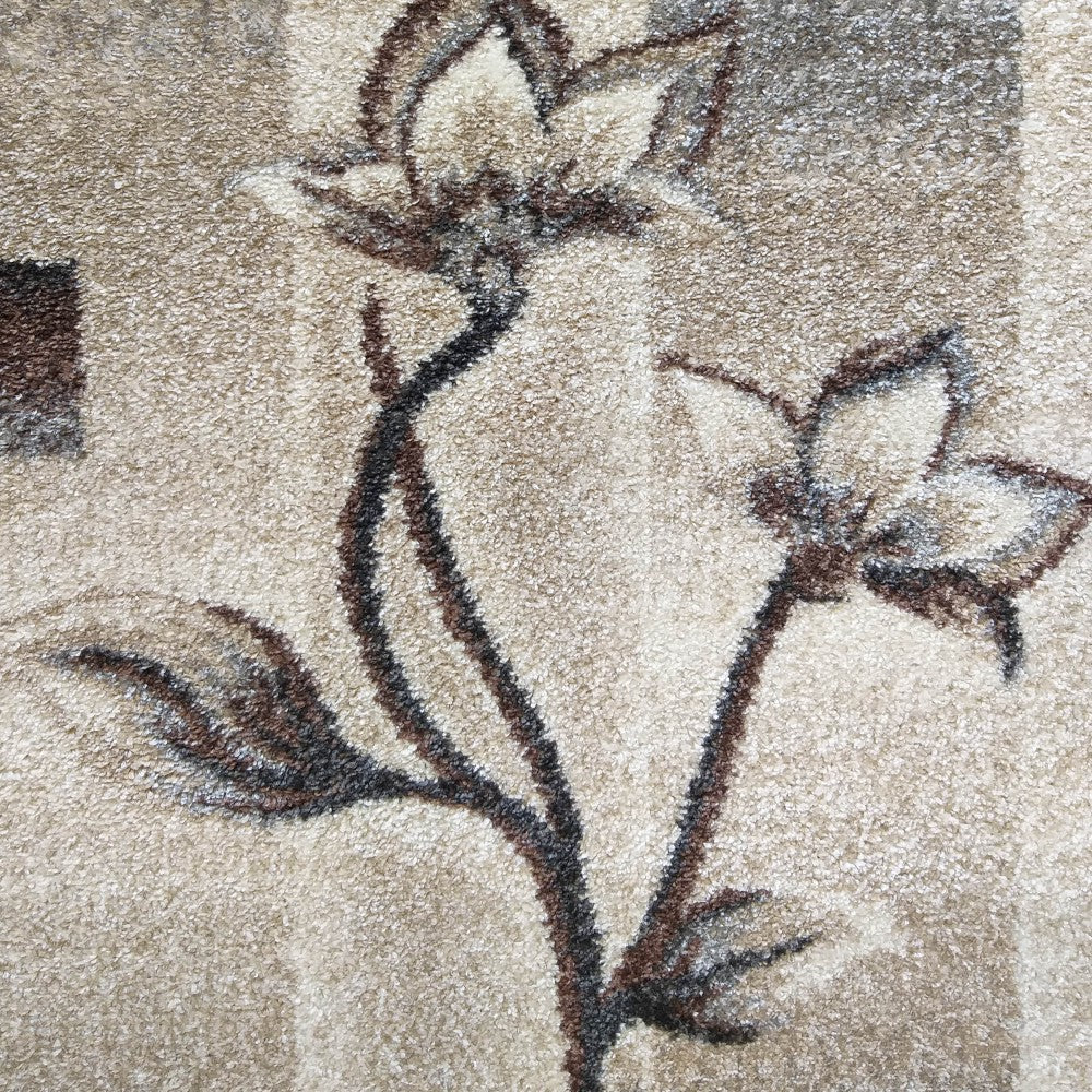 Tapis à poils longs beige avec des fleurs marron foncé et des bandes grises abstraites en arrière-plan