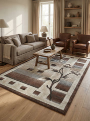 Tapis rectangulaire moelleux beige, marron et gris, avec motifs géométriques et une branche florale stylisée, dans un salon