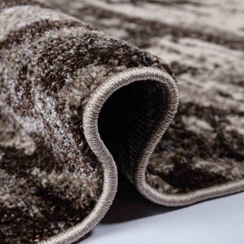 Gros plan sur un tapis roulé, à texture moelleuse et motifs abstraits en dégradés de marron et beige