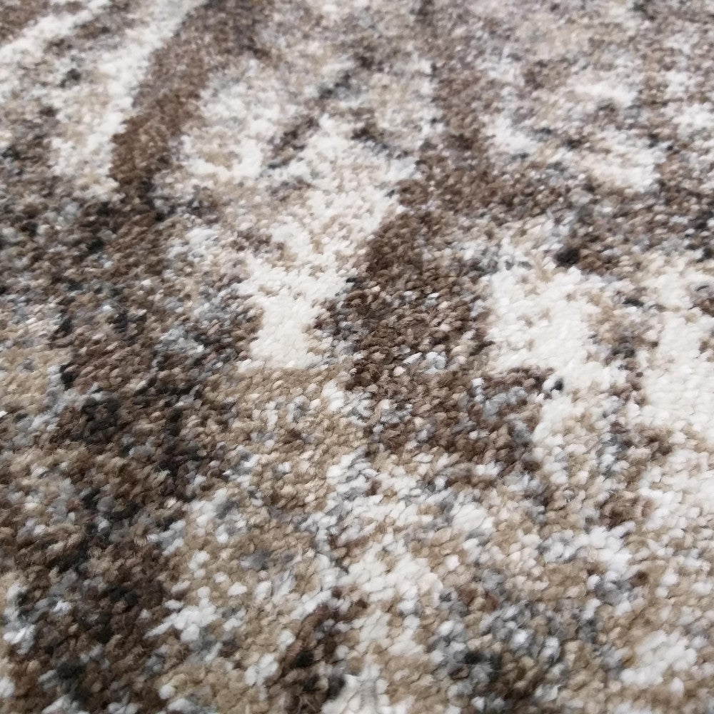 Un tapis texturé aux motifs abstraits, présentant des taches blanches, marron et grises