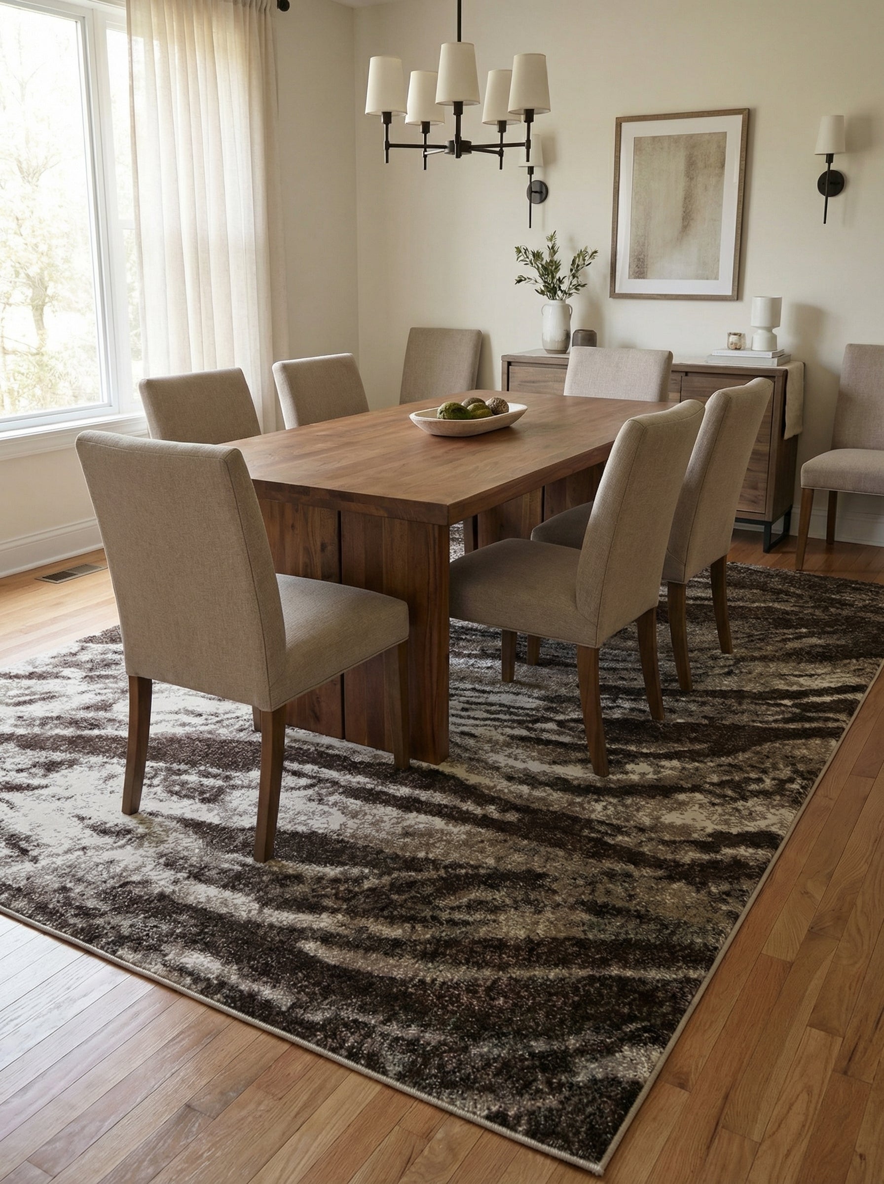 Tapis rectangulaire aux motifs abstraits marron foncé, taupe et crème, à la texture épaisse dans une salle à manger