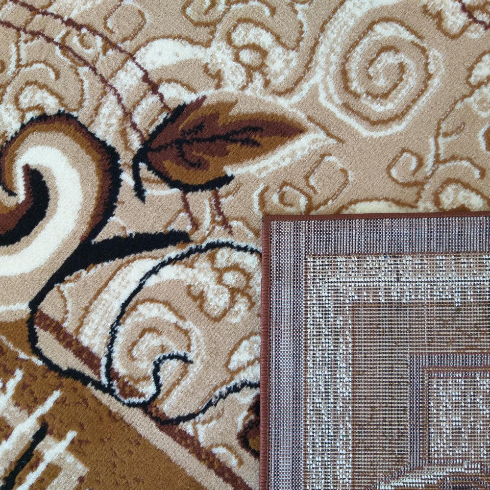 Tapis beige clair à motifs floraux et volutes marron, blanc cassé et noir, avec son envers tissé marron apparent