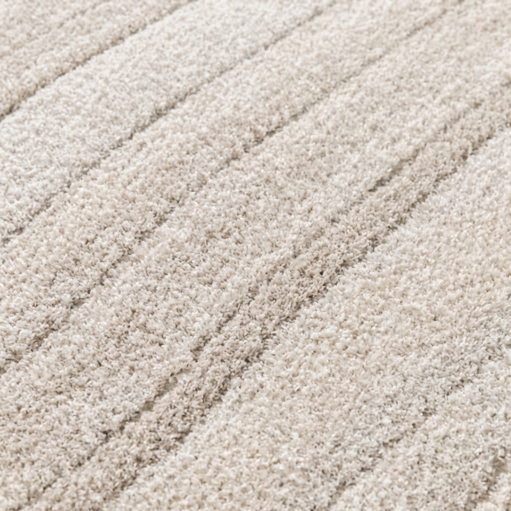 Tapis beige clair à poil long avec des rayures texturées en relief orientées en diagonale