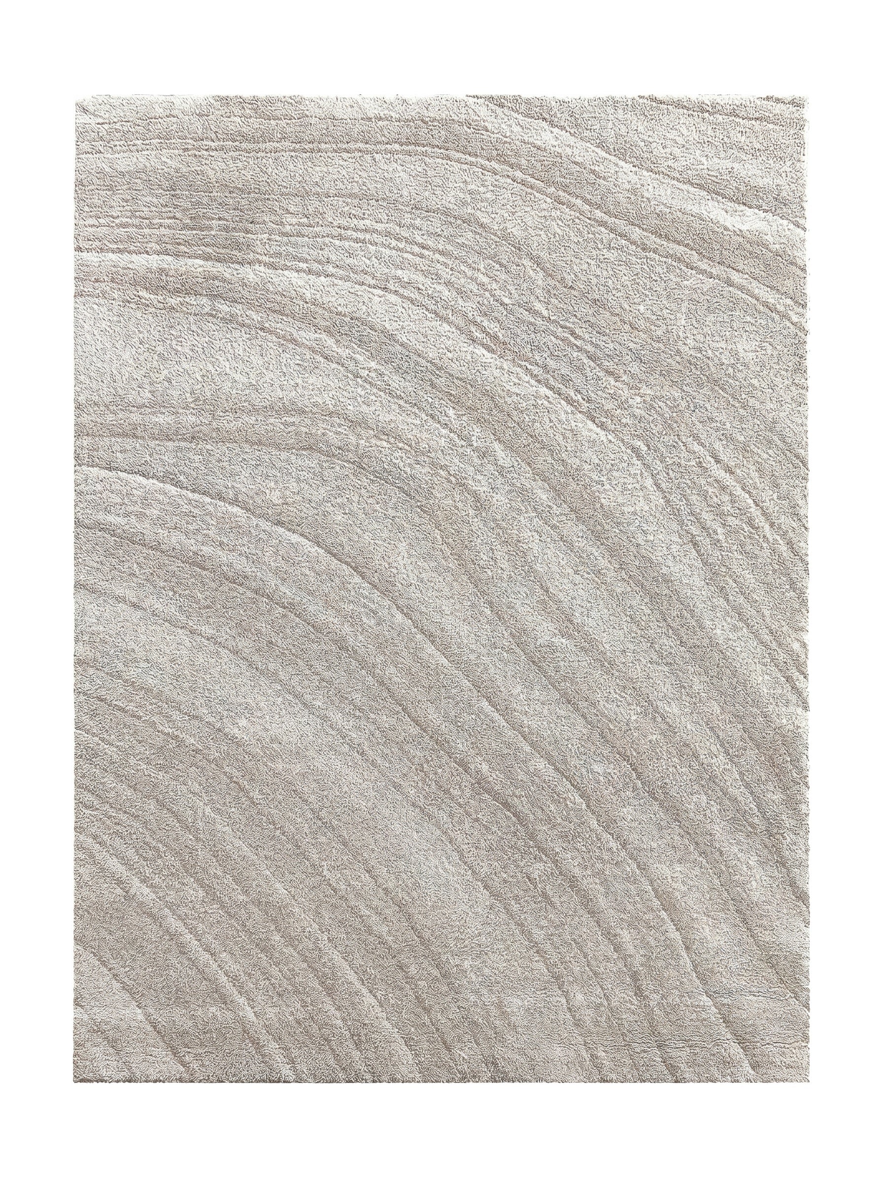 Tapis moelleux beige clair avec des motifs ondulés subtils créés par la texture du poil long