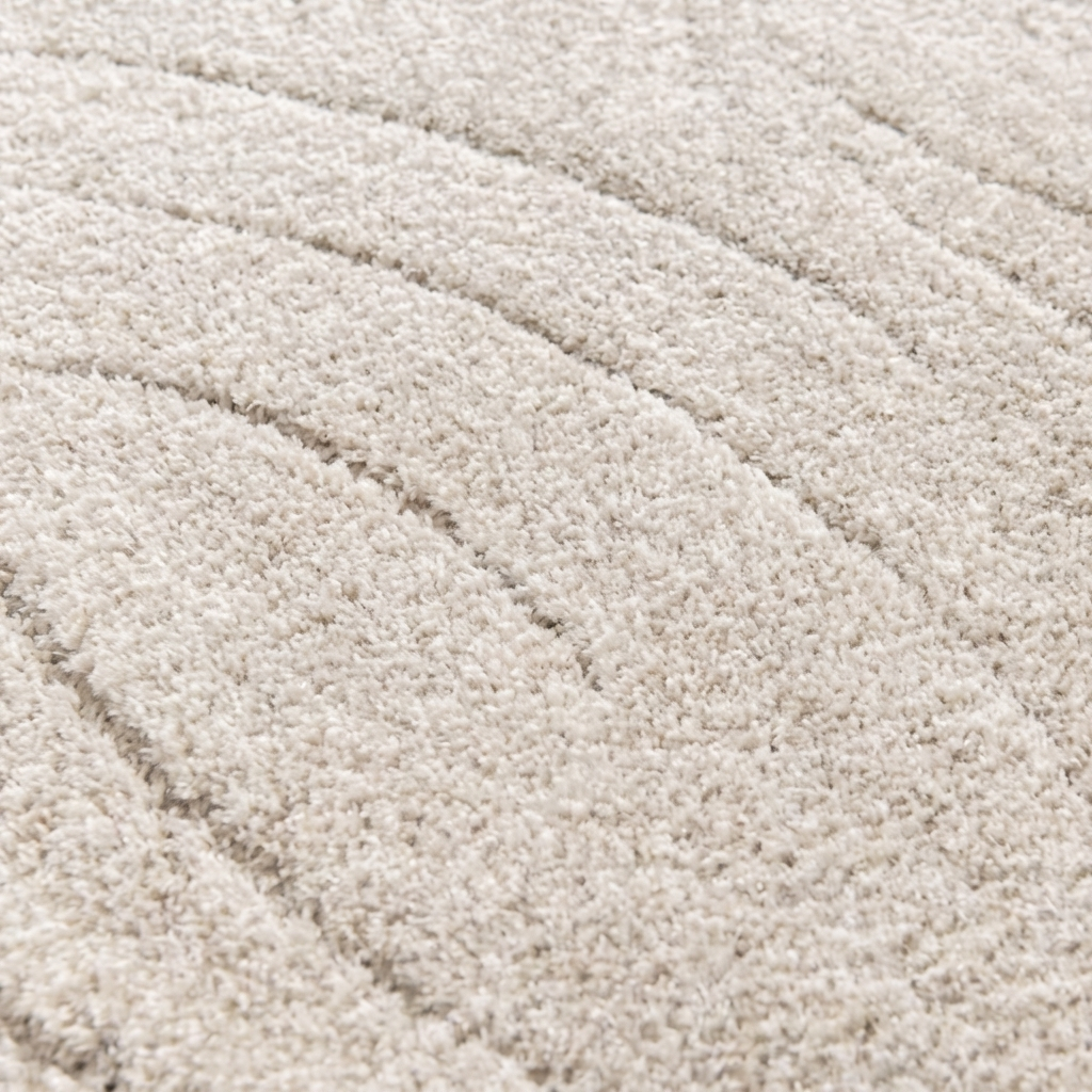 Tapis moelleux beige clair à poils longs avec des motifs en relief de lignes ondulées parallèles