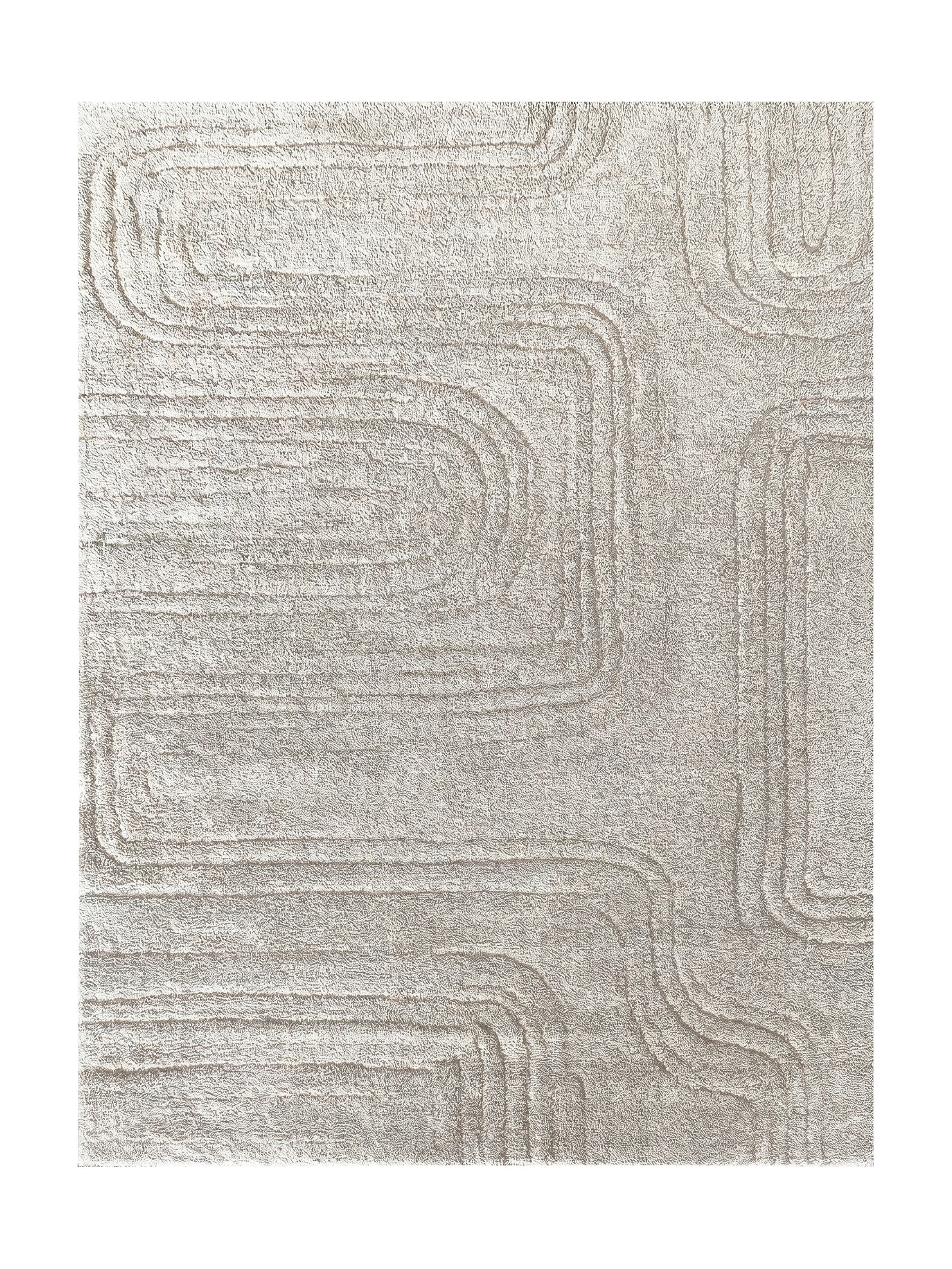 Tapis beige clair doux à la texture épaisse, orné de motifs abstraits de lignes ondulées créant un effet de relief