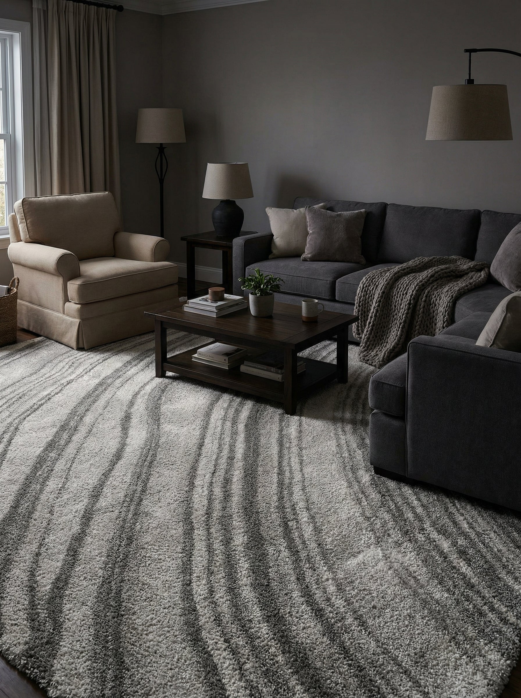 Tapis shaggy gris clair et gris foncé avec des motifs ondulés irréguliers, sur le sol d'un salon décoré