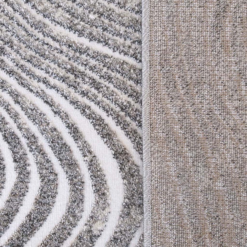 Tapis bicolore avec côté à poils longs à rayures ondulées grises et blanches, et dessous beige tissé