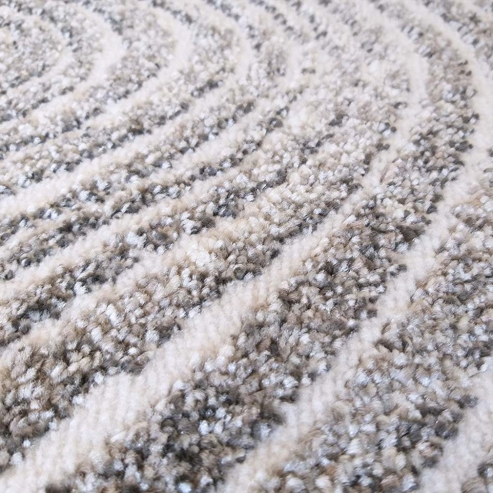Tapis texturé à motif de larges bandes ondulées blanc cassé et gris chiné à l'aspect poilu