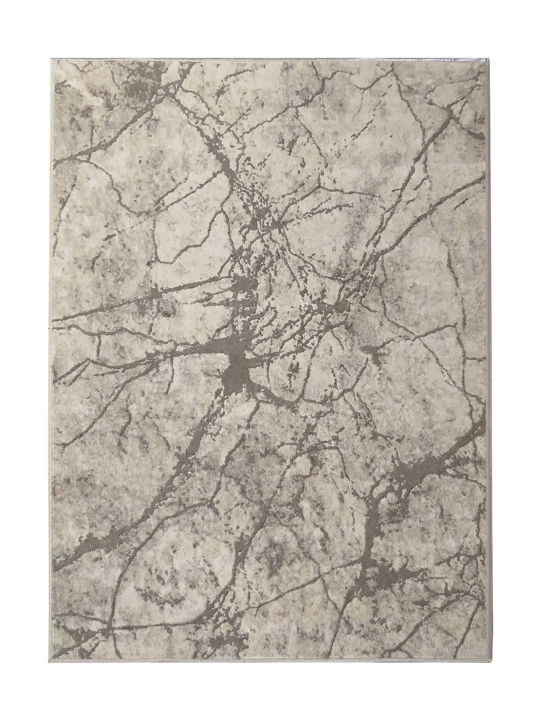 Tapis rectangulaire aux motifs abstraits gris et blanc cassé, évoquant un marbre fissuré