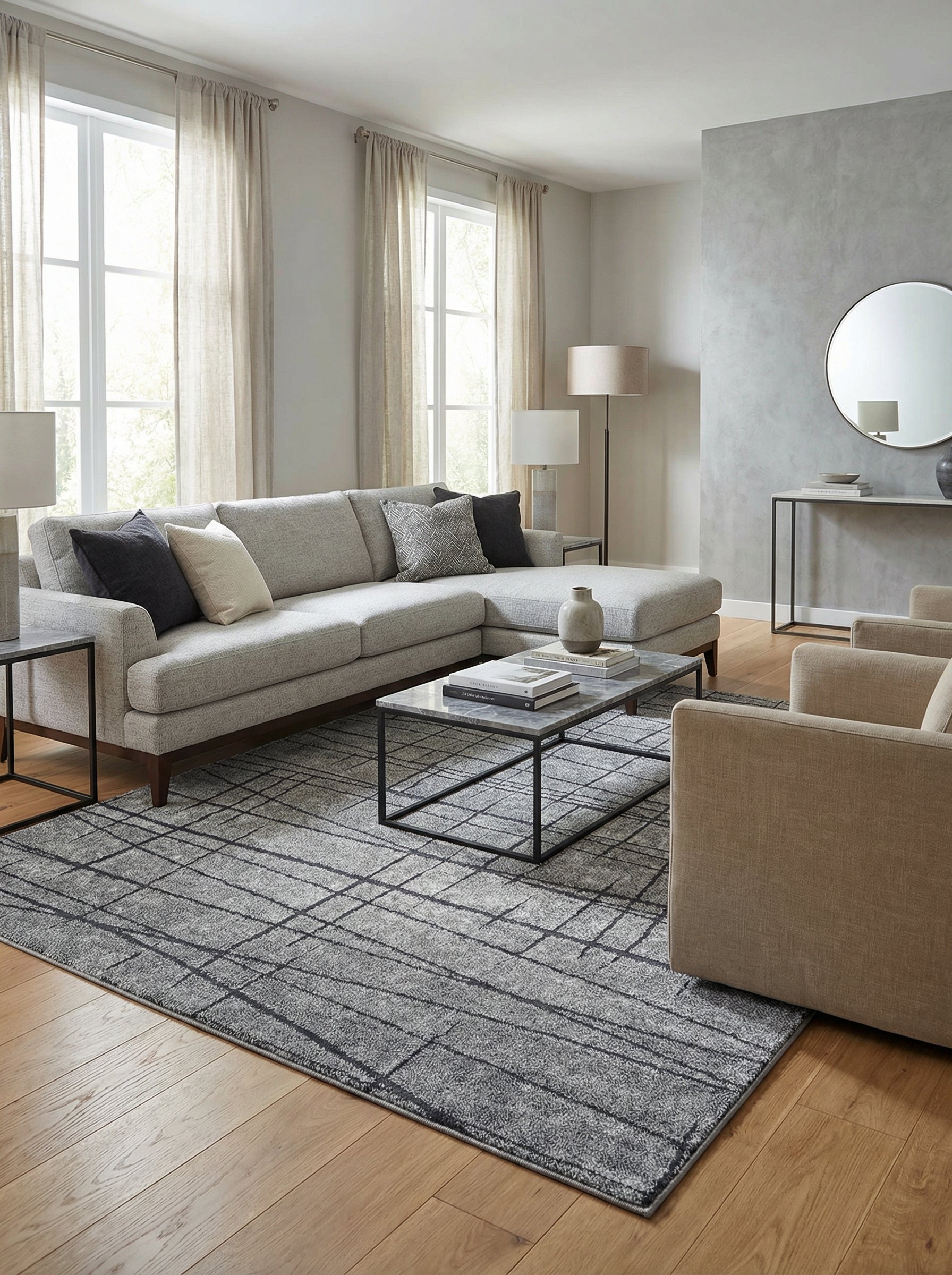 Tapis rectangulaire gris à motifs de lignes irrégulières sombres sur un parquet clair, dans un salon moderne