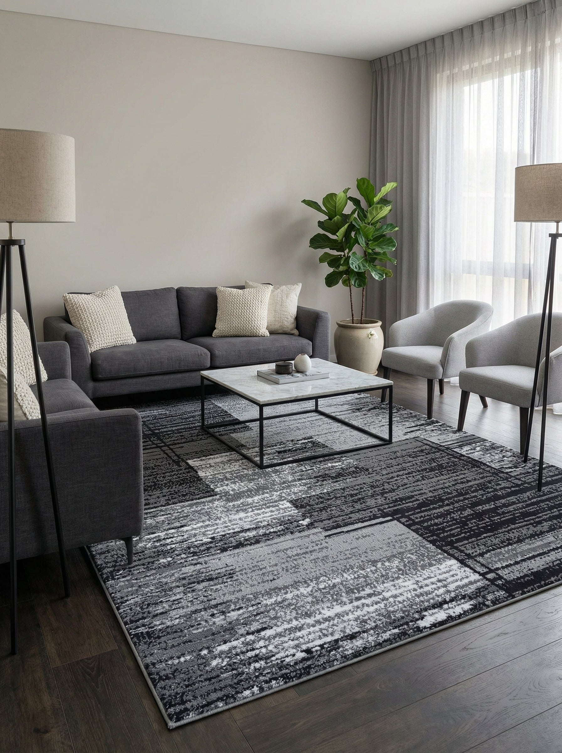 Tapis rectangulaire abstrait aux motifs de blocs et de rayures noirs, gris clair et foncé, décorant un salon moderne