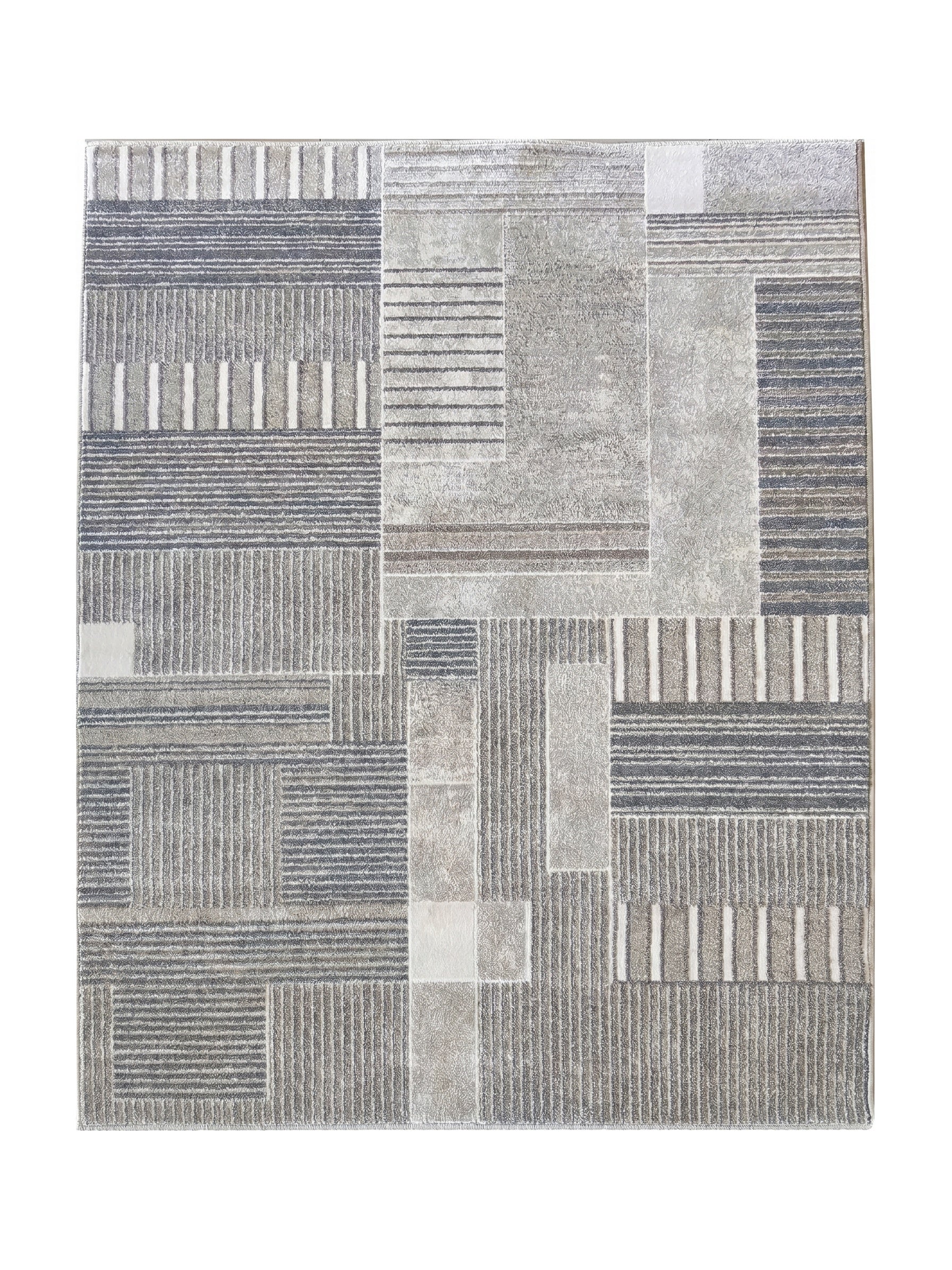 Tapis rectangulaire aux motifs géométriques texturés composés de rayures et de blocs, en nuances de gris et de beige