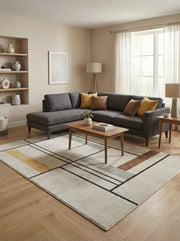 Tapis rectangulaire à poils courts, beige clair avec motifs géométriques noirs, jaunes, bruns et gris, posé dans un salon moderne