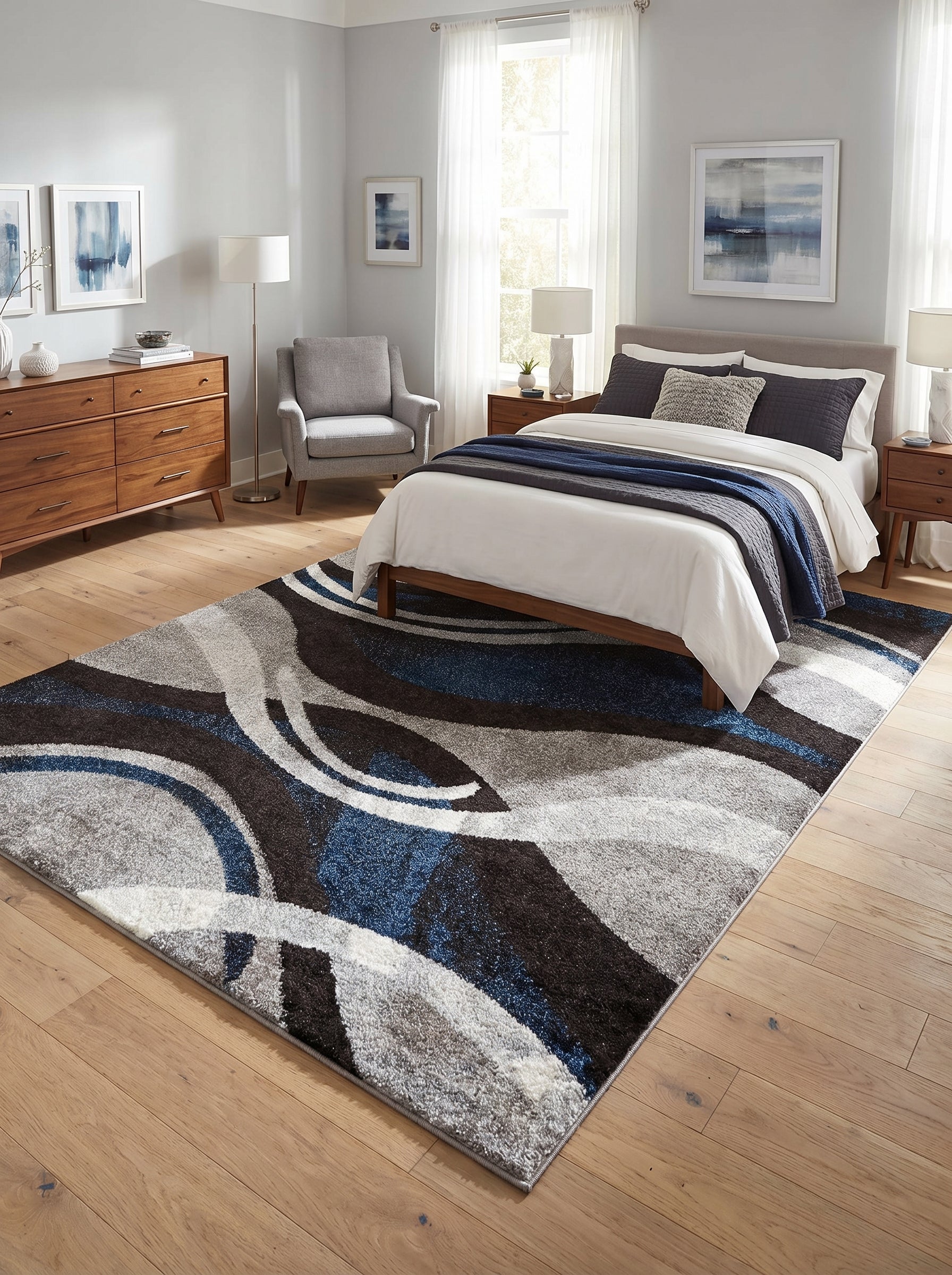 Tapis shaggy rectangulaire aux motifs abstraits bleus, gris clairs et foncés, blancs et bruns, dans une chambre moderne
