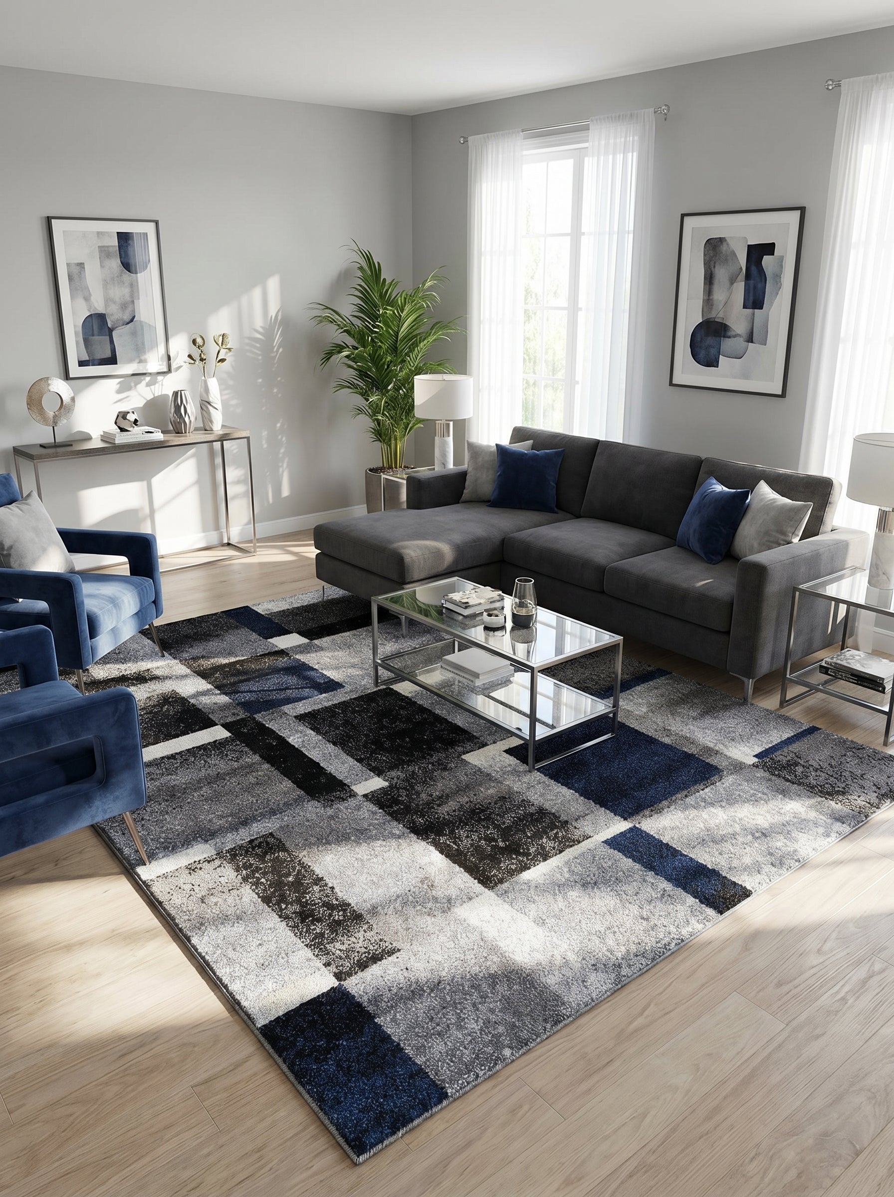 Tapis rectangulaire à motifs géométriques gris, bleus et noirs avec des zones texturées, sur parquet dans un salon lumineux