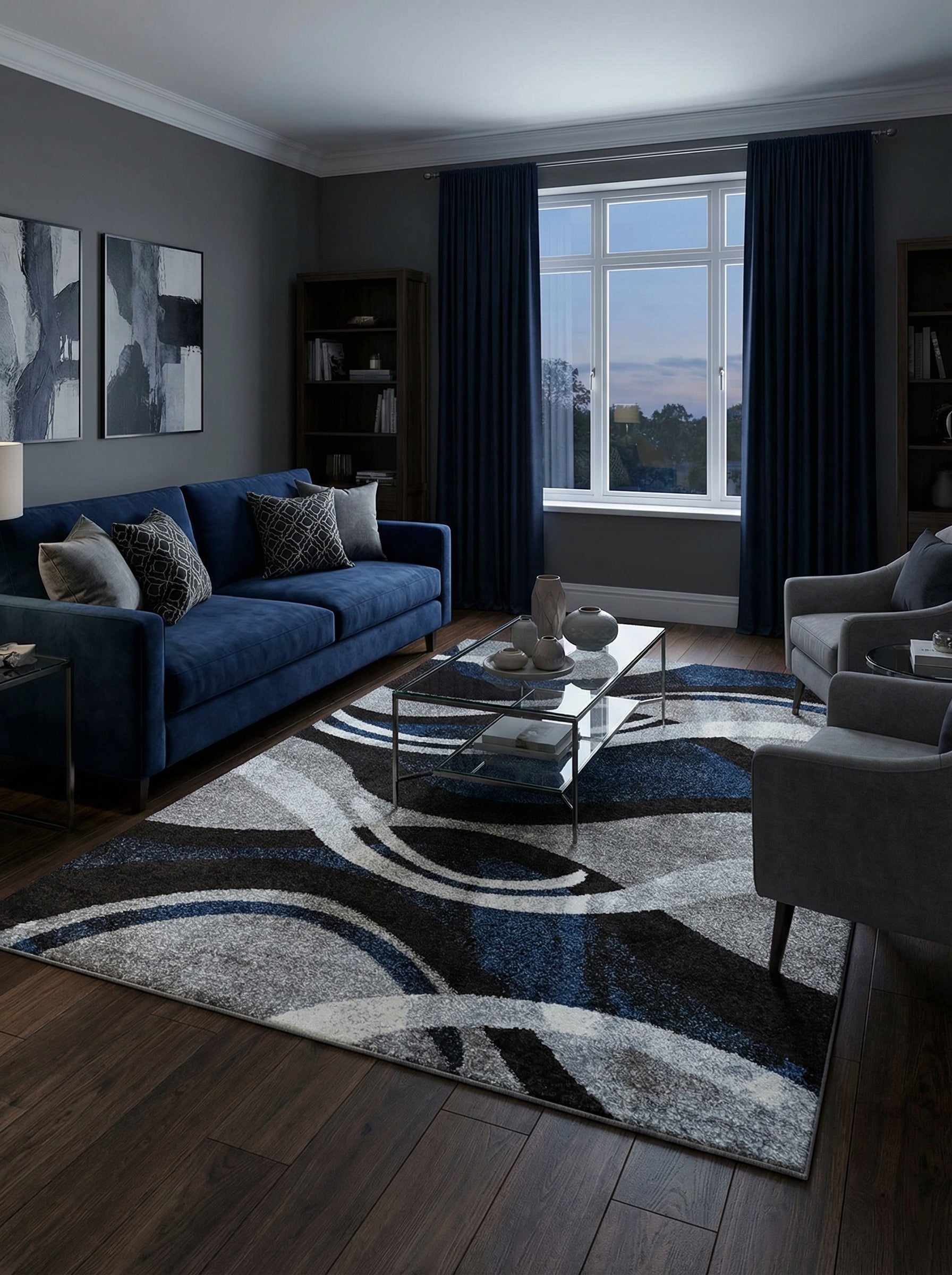 Tapis rectangulaire moelleux aux motifs abstraits et ondulants en gris, noir, bleu et blanc, posé sur un parquet foncé dans un salon