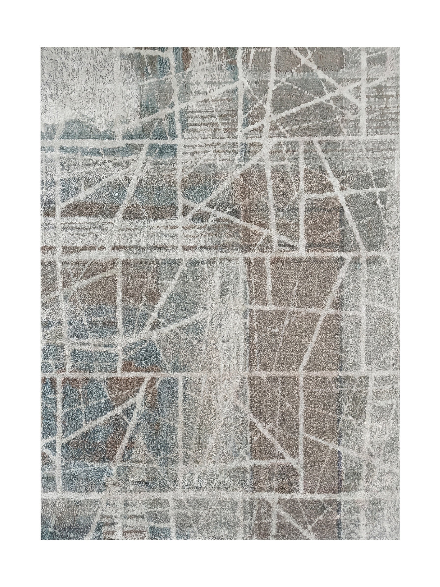 Tapis texturé présentant un motif géométrique fragmenté avec des lignes claires sur des zones grises, bleues et marron