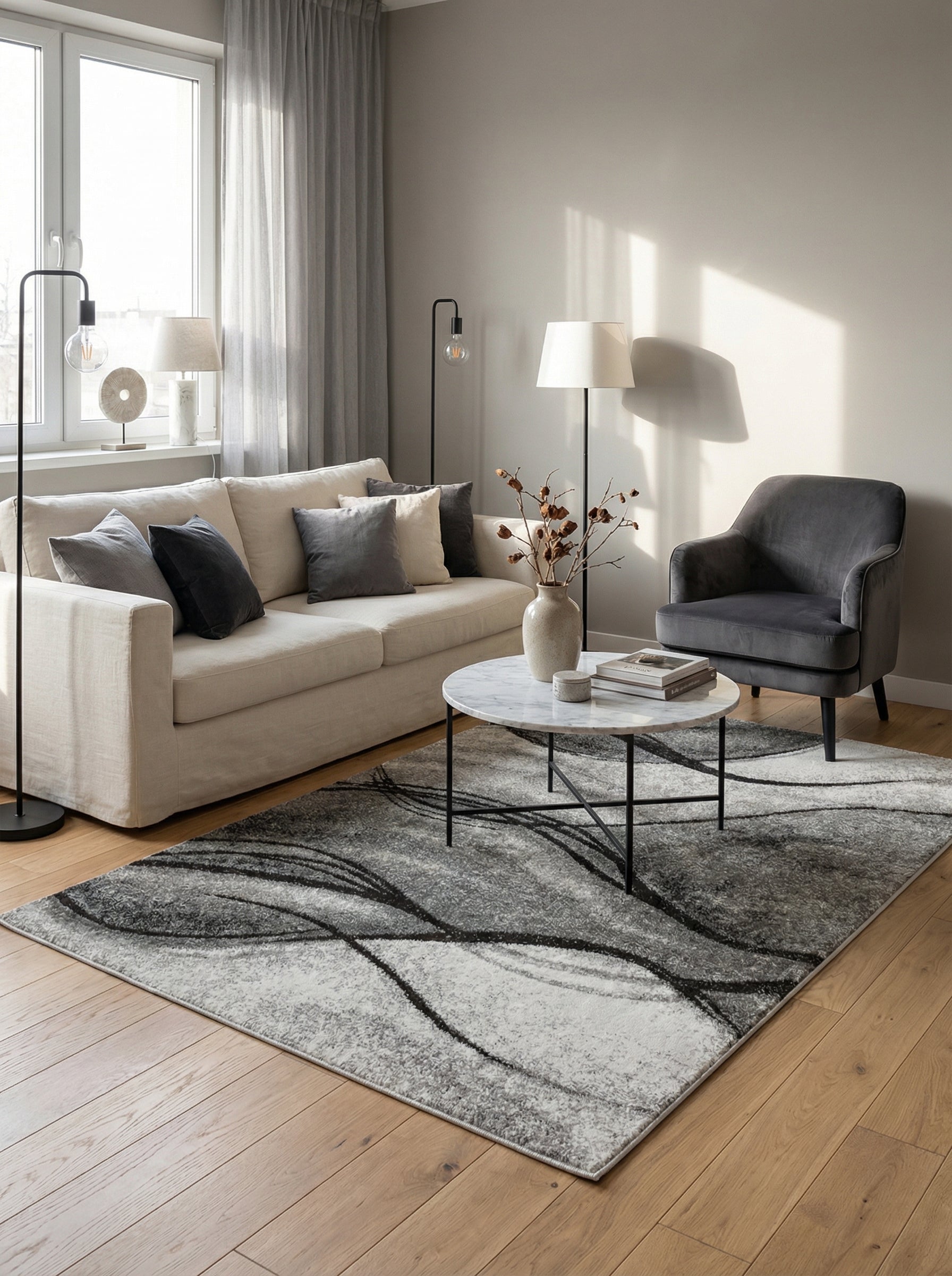 Tapis rectangulaire à motifs abstraits gris, blancs et noirs avec des vagues fluides, posé sur un parquet clair dans un salon moderne