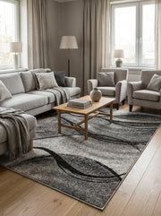 Tapis rectangulaire gris chiné et noir aux motifs abstraits ondulants, posé sur le sol d'un salon aux teintes claires