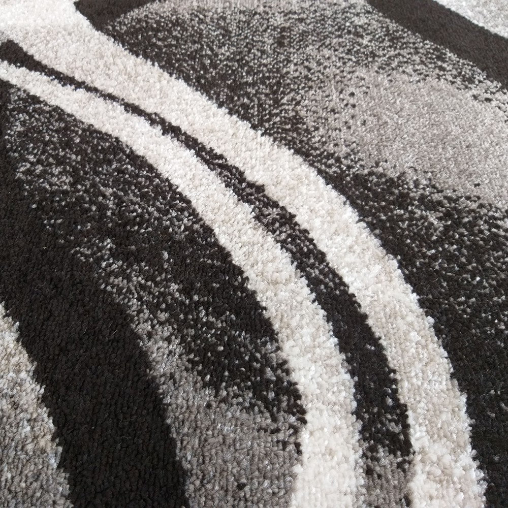 Tapis texturé à poils longs aux motifs abstraits de larges courbes noires, blanches et grises