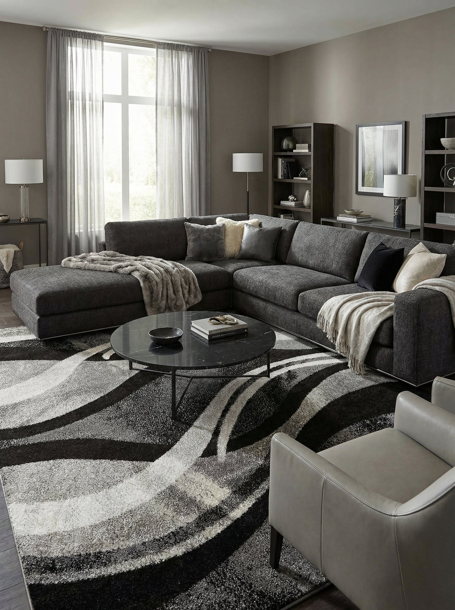 Tapis rectangulaire texturé aux motifs abstraits de vagues noires, grises et blanches dans un salon moderne