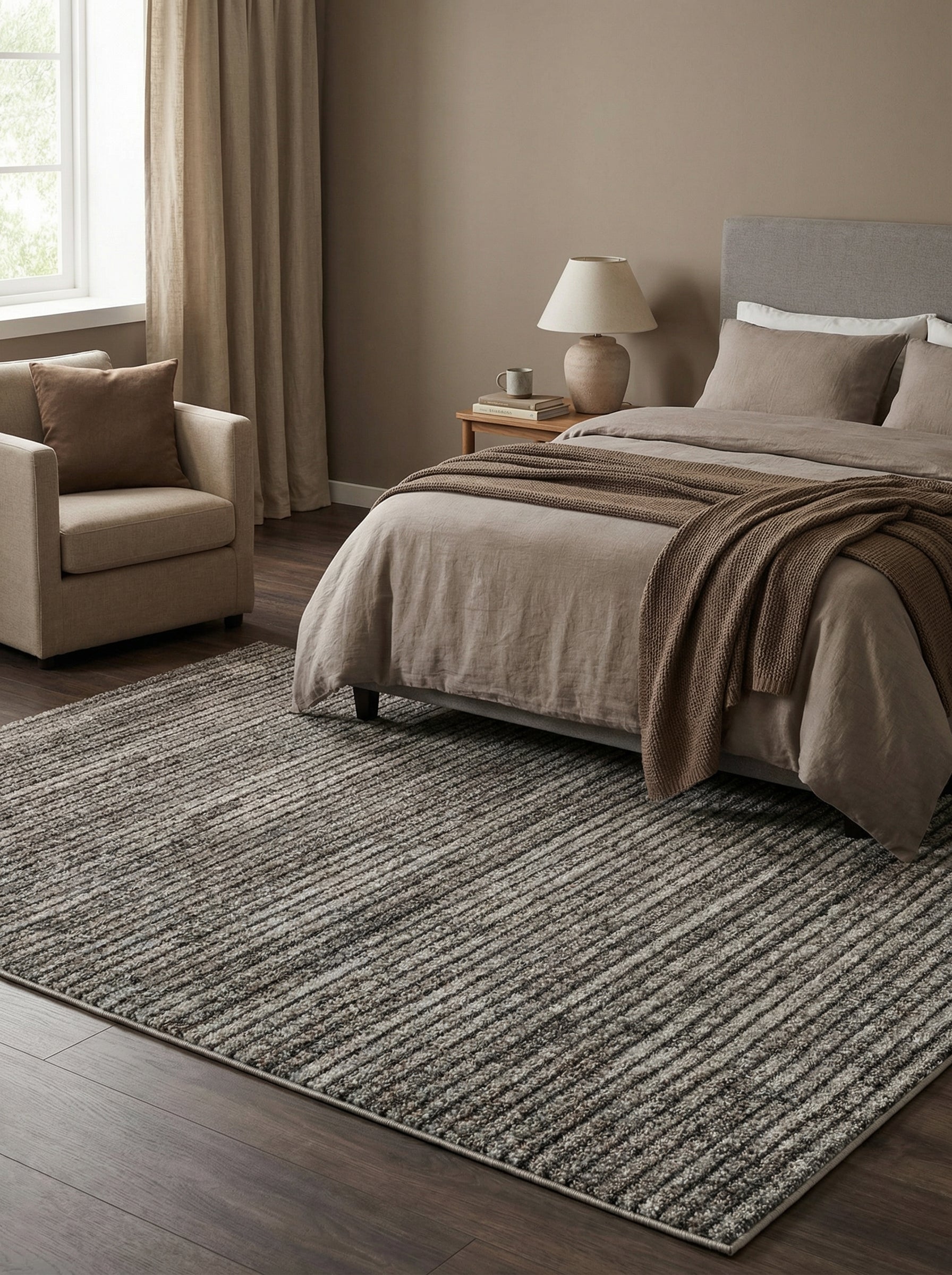 Tapis rectangulaire texturé gris avec des rayures diagonales claires et foncées dans une chambre