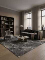 Tapis rectangulaire gris anthracite aux motifs marbrés abstraits mêlant des tons clairs et sombres, dans un salon élégant
