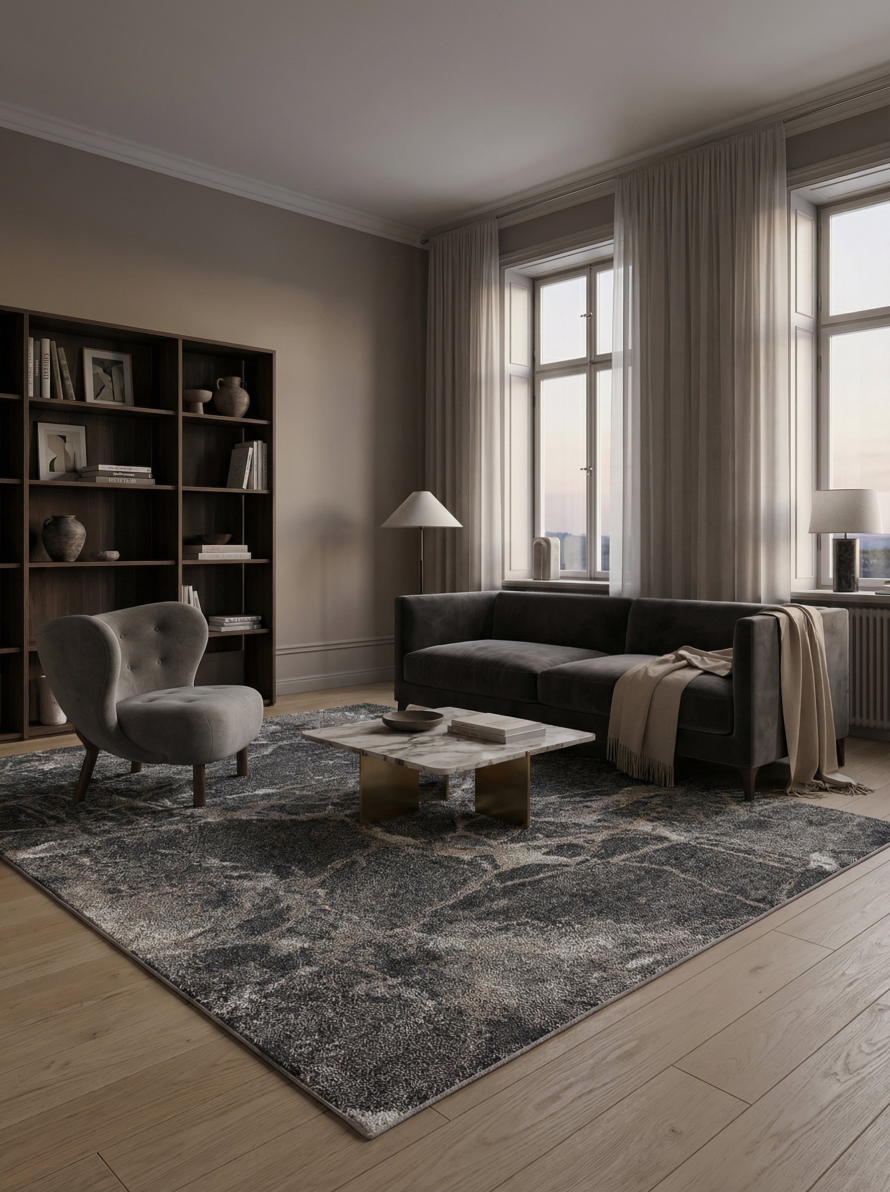 Tapis rectangulaire gris anthracite aux motifs marbrés abstraits mêlant des tons clairs et sombres, dans un salon élégant