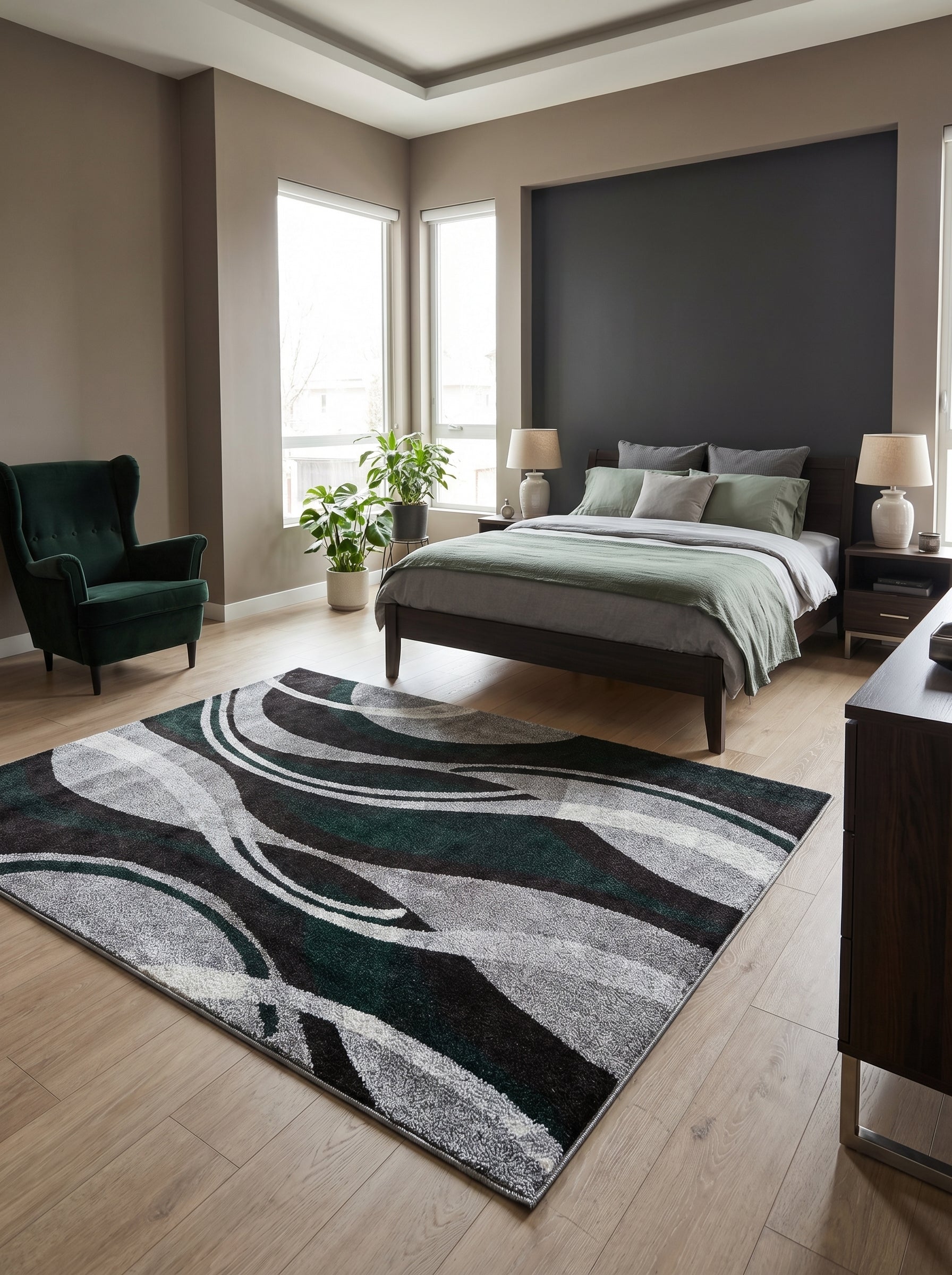 Tapis rectangulaire aux motifs abstraits fluides noirs, gris variés et vert émeraude, sur un parquet clair dans une chambre