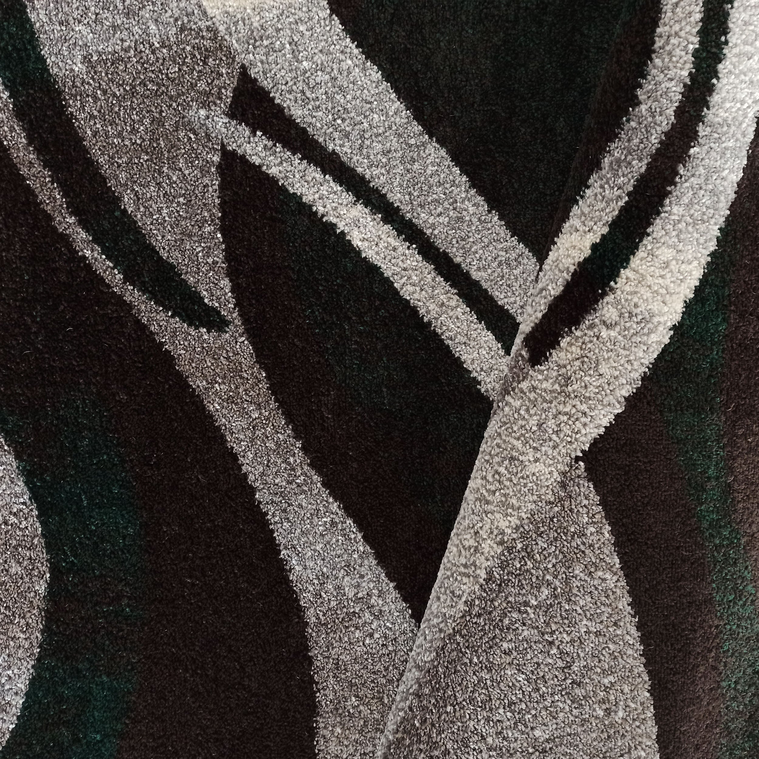 Tapis doux à poils longs avec motifs de vagues abstraites gris clair, marron et vert foncé, et un pli central