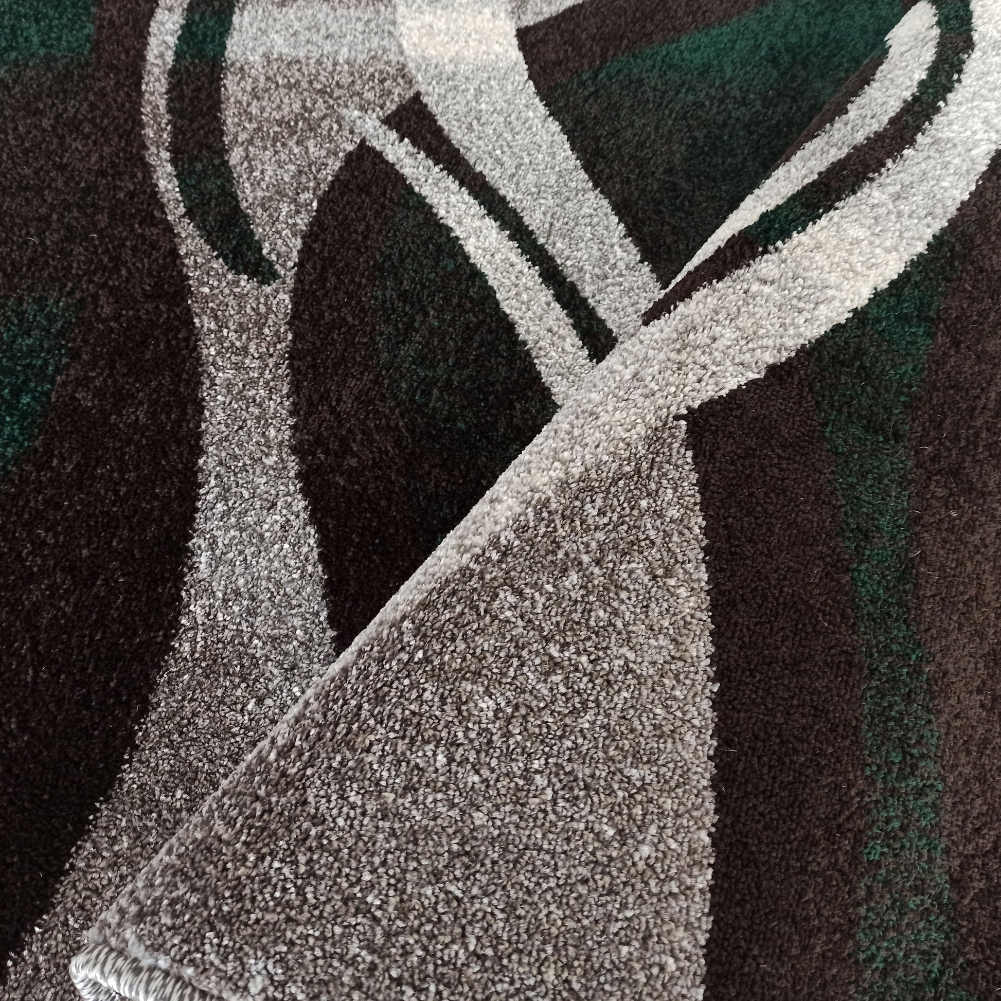 Tapis à poils longs orné de motifs abstraits ondulés marron foncé, gris et vert foncé