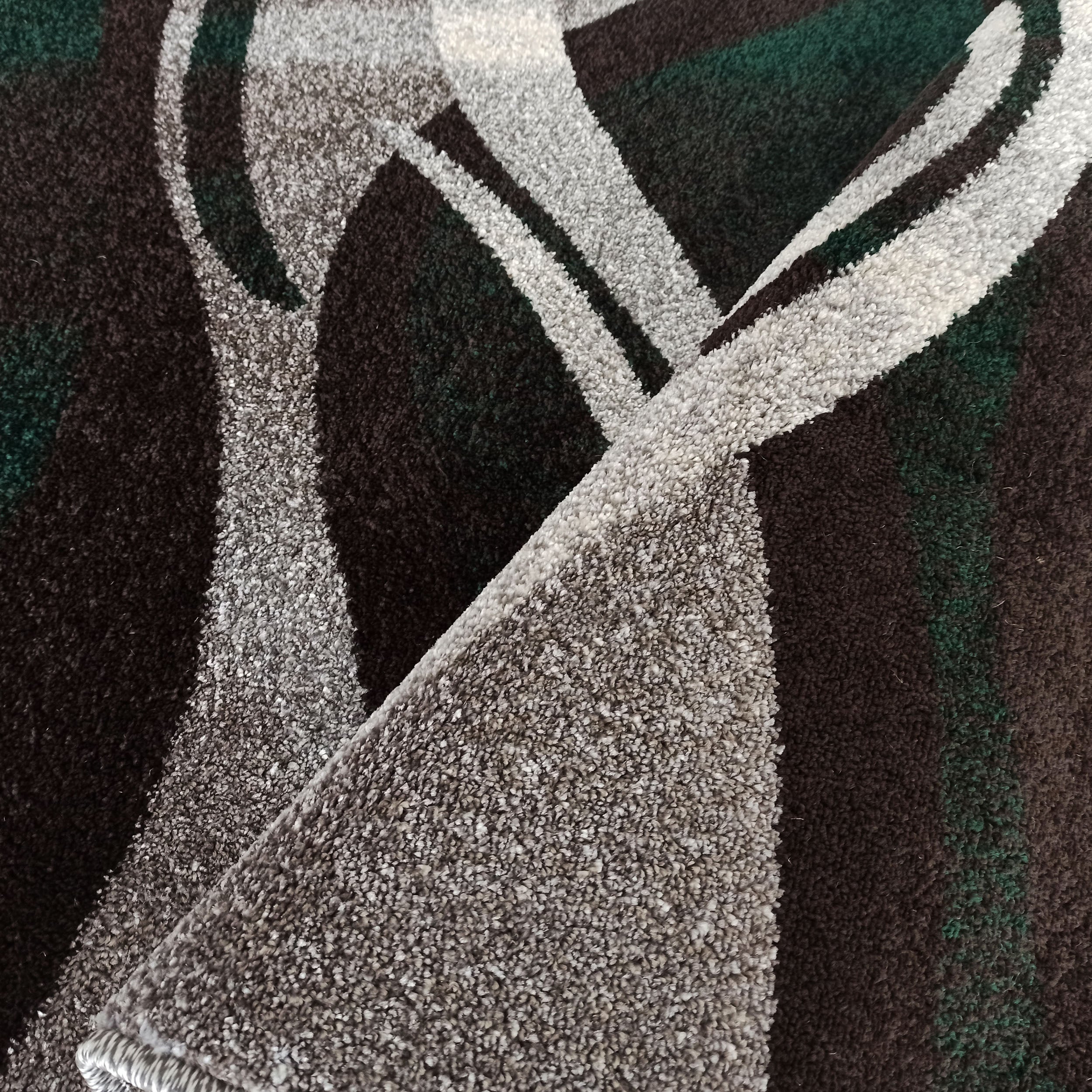 Tapis à poils longs orné de motifs abstraits ondulés marron foncé, gris et vert foncé
