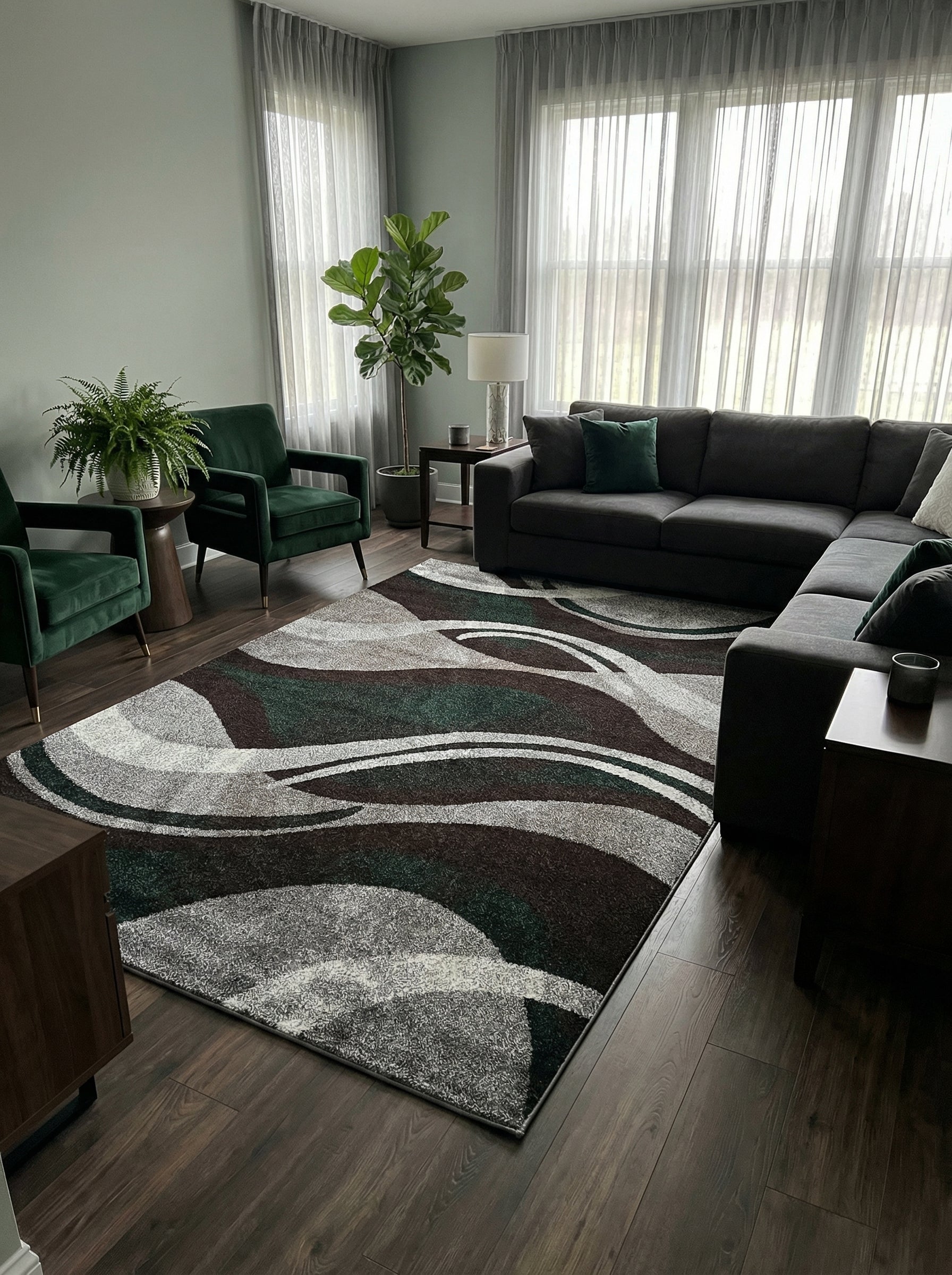 Tapis rectangulaire à motifs abstraits de vagues en vert foncé, marron, gris clair et blanc, posé sur un sol en bois sombre dans un salon moderne
