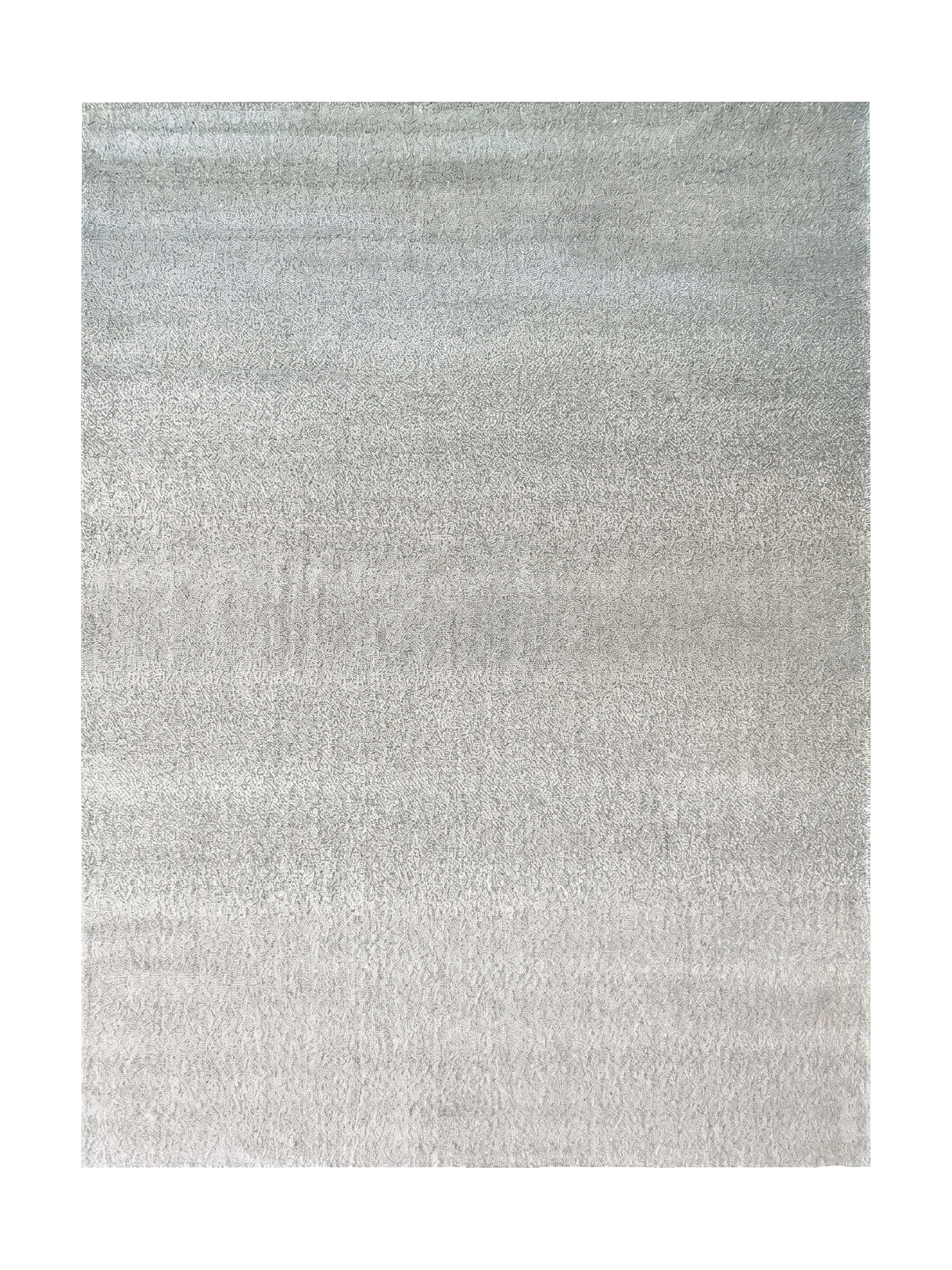 Tapis rectangulaire à poils longs, dont la couleur passe du beige clair au gris argenté par un dégradé