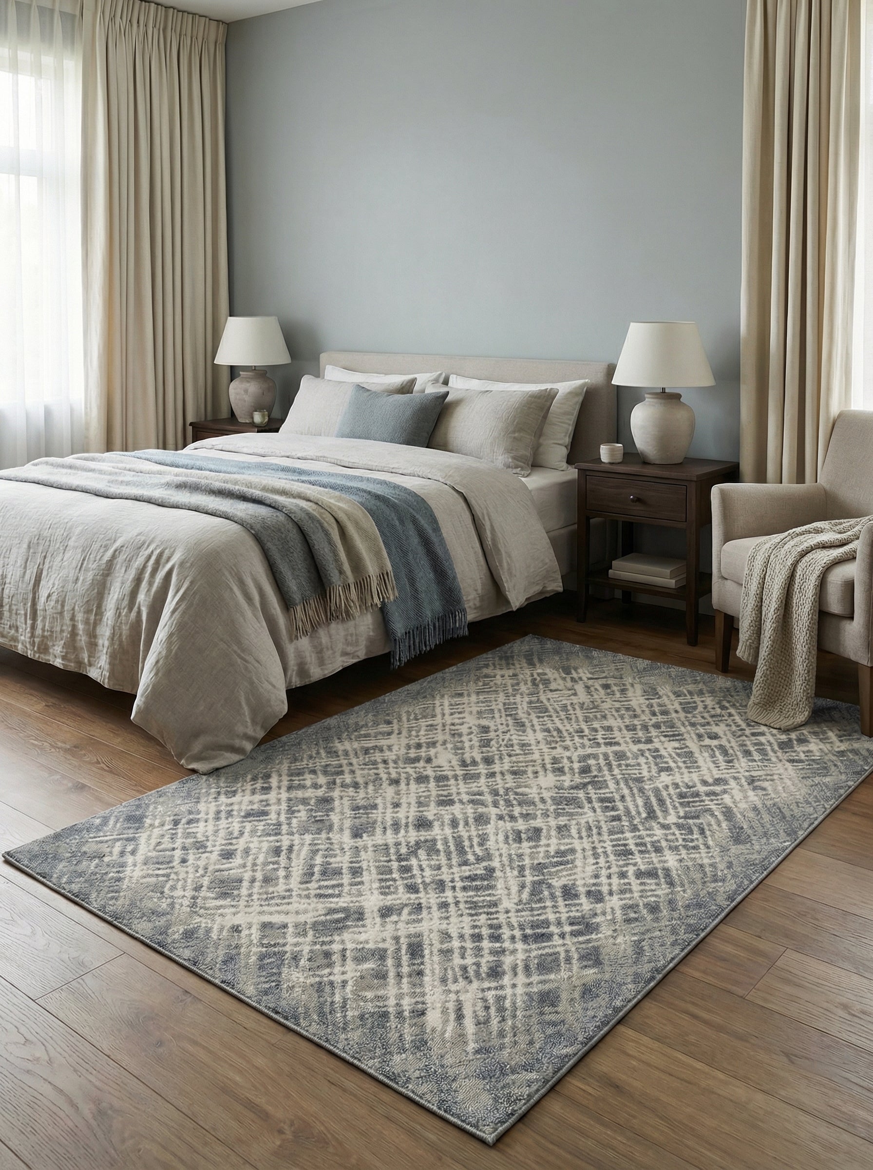 Tapis rectangulaire gris-bleu et crème à motifs quadrillés abstraits, posé sur le sol d'une chambre moderne