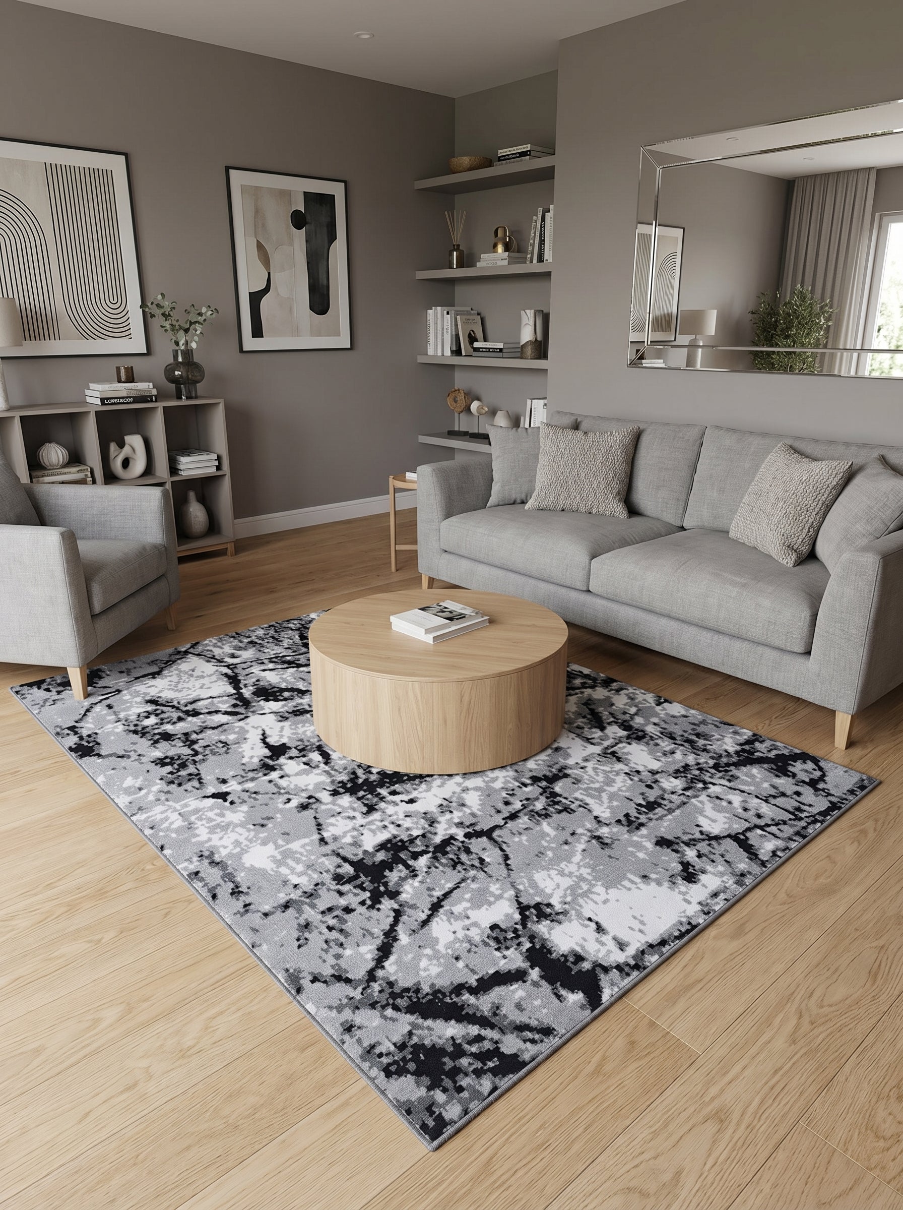 Tapis rectangulaire à motif abstrait marbré noir, blanc et gris sur un sol en bois clair dans un salon