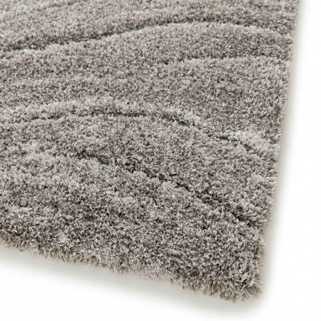 Tapis gris clair à la texture douce et à poils longs, présentant de subtils motifs ondulés ton sur ton