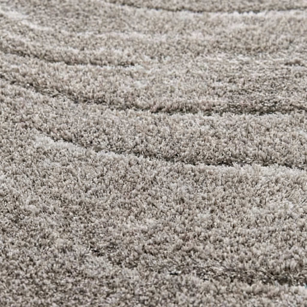 Tapis shaggy gris-beige clair aux fibres longues et douces, avec un motif strié ondulé en relief