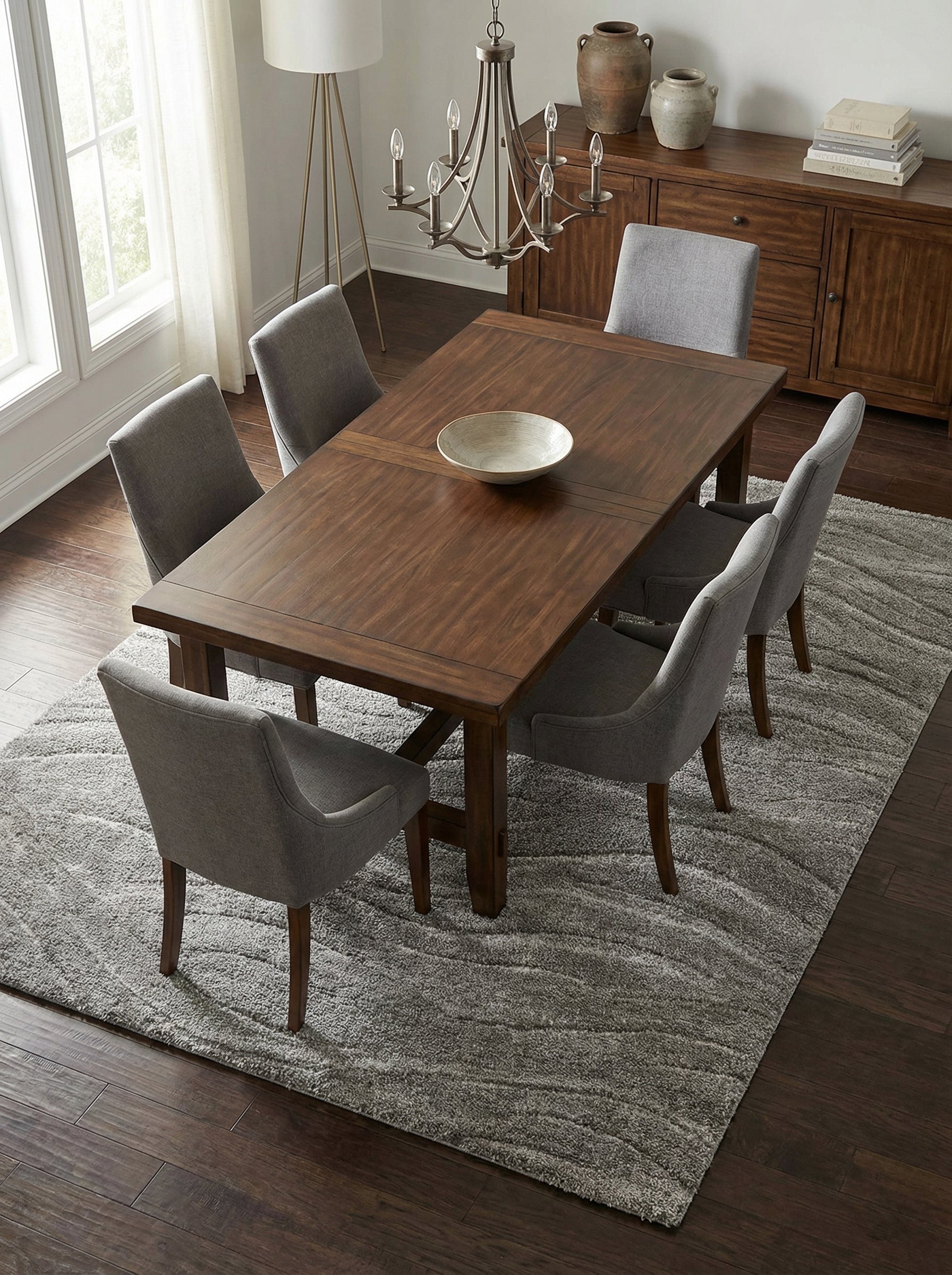 Tapis rectangulaire gris à motifs de vagues texturées, posé sous une table de salle à manger
