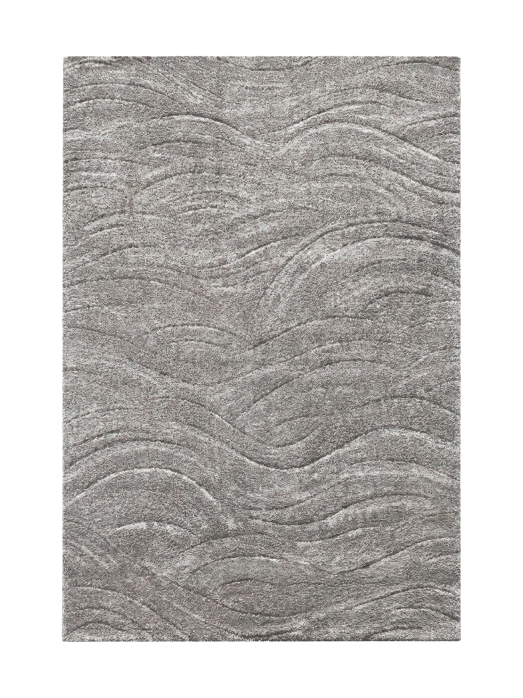 Tapis gris avec une texture douce et moelleuse, orné d'un motif abstrait de vagues claires et foncées
