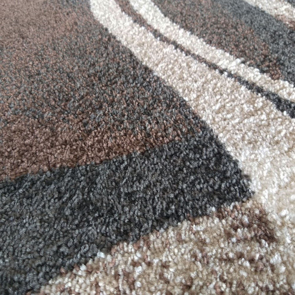 Tapis texturé aux motifs abstraits de bandes ondulées en beige, marron, gris foncé et blanc cassé
