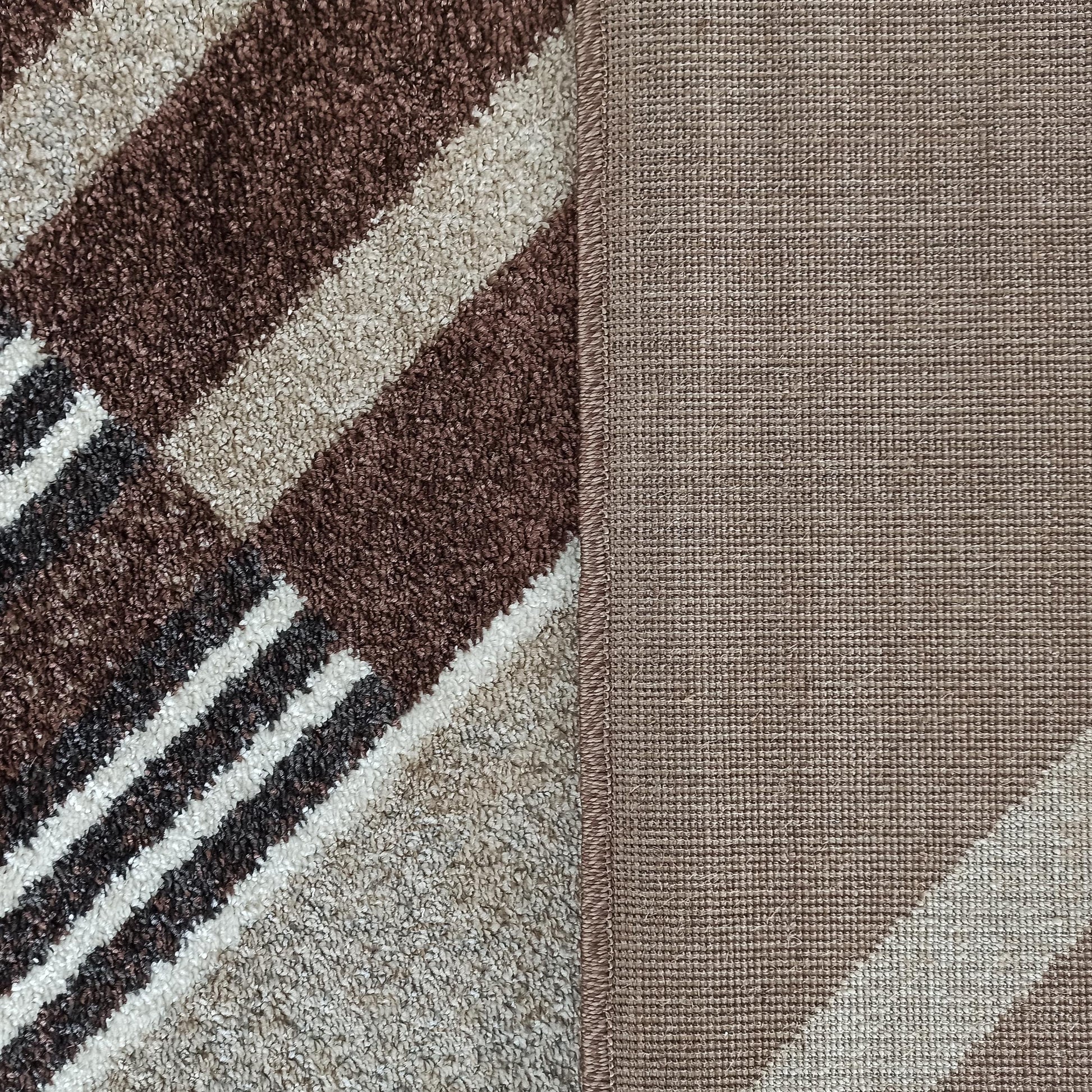 Tapis avec une texture moelleuse à motifs rayés diagonaux marron, beige et crème, révélant son envers tissé uni