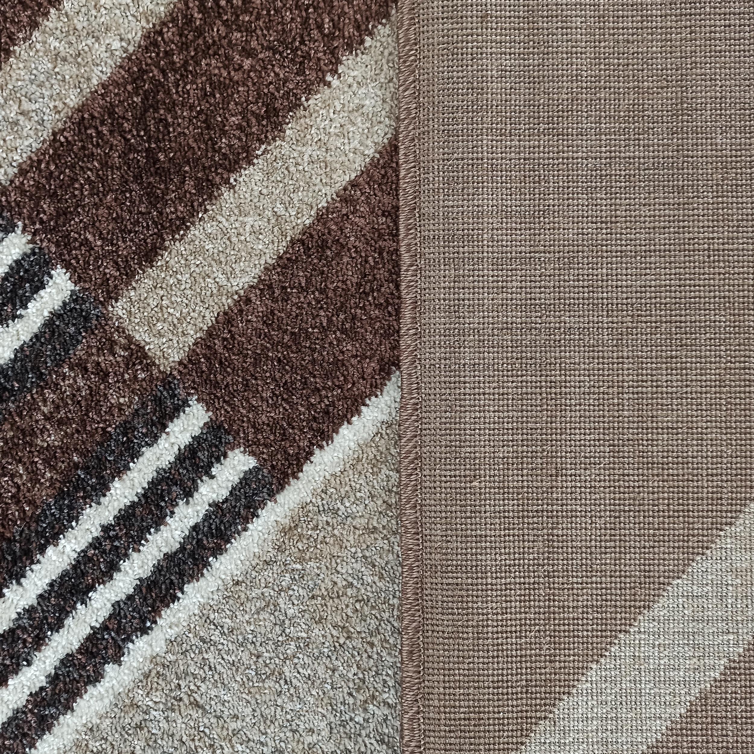 Tapis avec une texture moelleuse à motifs rayés diagonaux marron, beige et crème, révélant son envers tissé uni